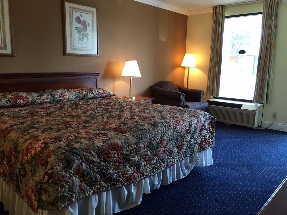 Capital Inn Кордел Екстериор снимка