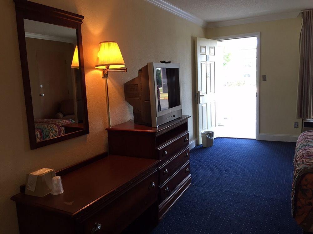 Capital Inn Кордел Екстериор снимка